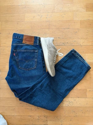Levis 501 Jeans - Levis 501 jeans, rak modell passar till alla tillfällen. Storlek - W33 L32