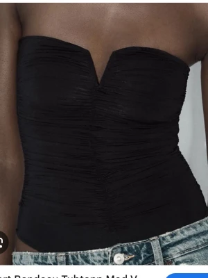 Zara body - Snygg body ifrån Zara! Säljs inte i butiken längre, använd en gång💗 