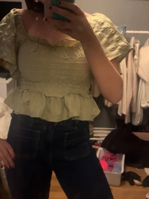 Olivgrön topp med volang - Olivgrön top med volang, man kan både ha den vanligt eller off shoulder! Köpte vinted men skicket är i ny skick, och har inte använt❤️ liten i storlek 