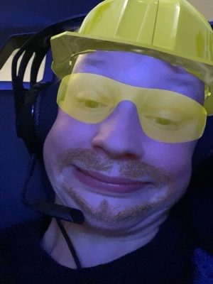 Gul skyddshjälm i plast - Cool gul skyddshjälm i hård plast med klassisk form. Perfekt accessoar för dig som vill sticka ut eller behöver något robust till cosplay eller temafest. Hjälmen har en slät yta och tydliga linjer på ovansidan.