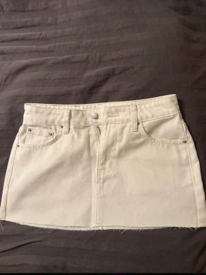 Vit jeanskjol  - Sommrig vit kort jeanskjol som passar storlek xs