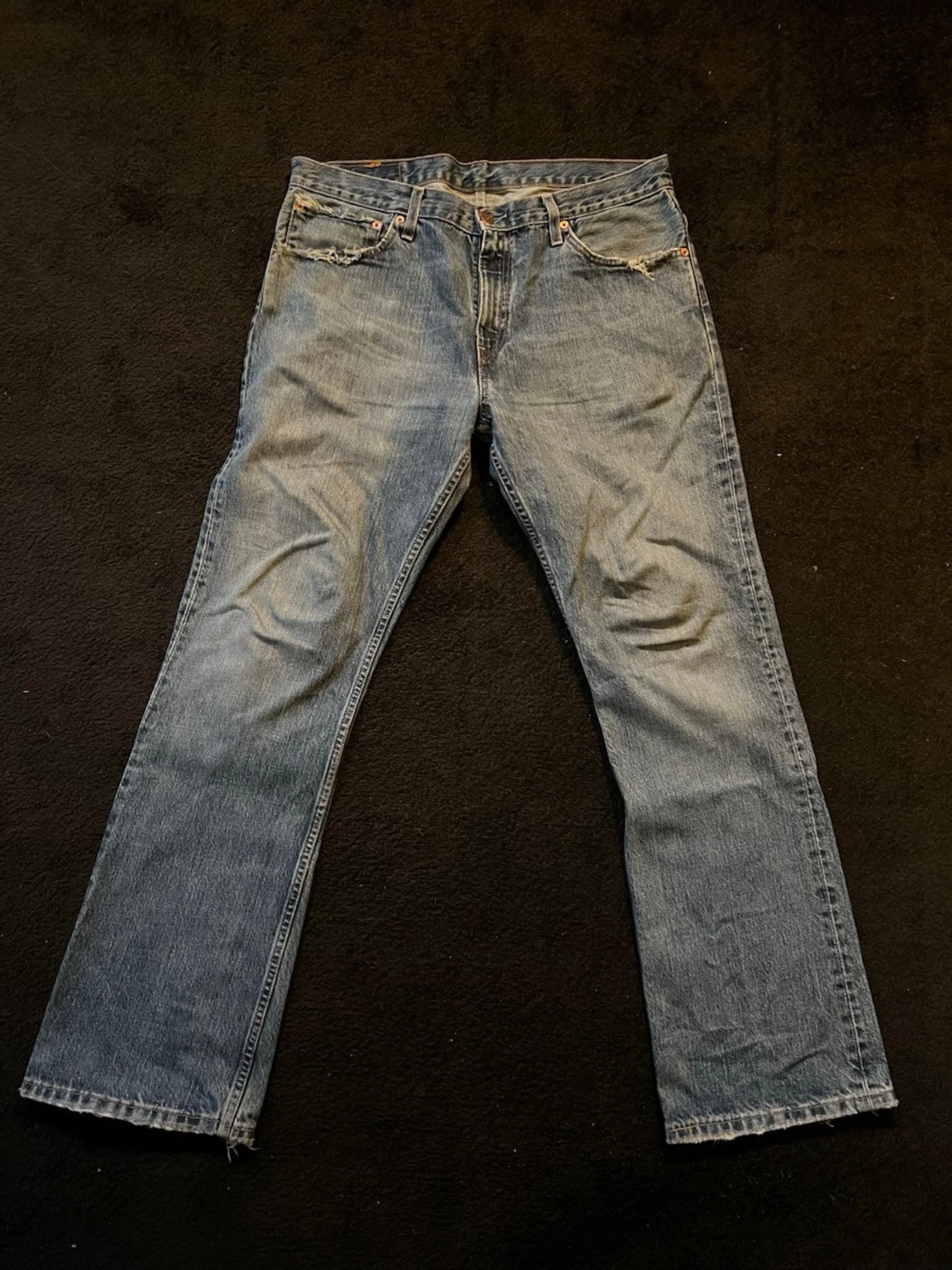 Blå raka jeans med rå kant