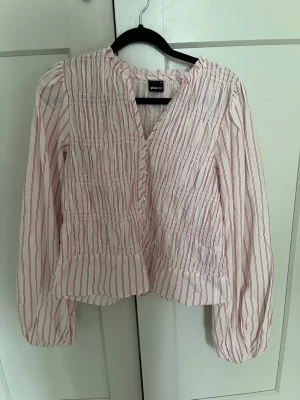 Randig blus från Gina Tricot - Jätte fin blus som aldrig används men tagit bort lappen.