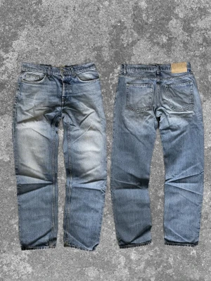Ljusblåa jeans med wash  - Stilrena och passa perfekt nu under våren! Mått:  (cm) Straight Fit. Skriv vid fundering 😇🙌