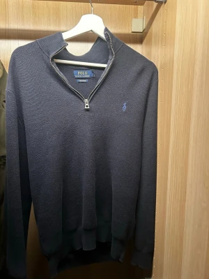 Halvnio från polo raplh lauren - Jätte snygg halvzip ifrån polo raplh lauren.Stl M. Såklart äkta