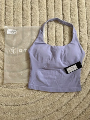 Gtech topp - Säljer en lila top från Gtech i modellen ” Performance Sculpting Halter Top”, strl S. Helt ny endast testad tyvärr för stor för mig💕  Nypris: 379kr