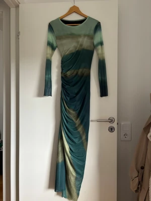 Lång grön omlottklänning med drapering - Klänning från shein helt oanvänd