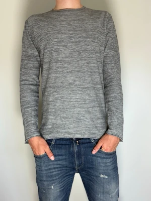 Gråmelerad långärmad tröja Jack & Jones  - Tjeeena! Säljer nu denna stilrena gråmelerad långärmad tröja med rund halsringning. Tröjan har en enkel och clean design utan tryck eller logga! Bara att höra av dig om du har några frågor eller funderingar, tack på förhand MVH CarsliCloset 🩶