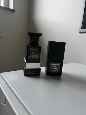 Tom Ford parfym- Oud Wood - Lyxig doft med varma inslag - 50ml - Nästan helt ny parfym från Tom Ford. Den heter Oud Wood! Den har en lyxig doft med varma inslag! Denna är 50ml. Den är endast använd extremt lite och uppskattas innehålla ca 98% av parfymen kvar! Skickas samma dag som köp! 🙌 Kvitto finns vid köp!😊