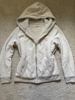 Zip up Hoodie Hollister  - Fin zip up Hoodie ifrån Hollister med foder! 