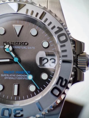 Seiko Yachtmaster Mod ‘Silver Steel/ Rhodium Bezel’ 40 - Movement: NH35 Seiko Case Size: 40mm Water Resistance: 200m Bezel: Rhodium Crystal: Sapphire Glass Lume: Super Lume Bracelet: Full link Oyster bracelet (904L Stainless Steel) Lifespan: 25+ years