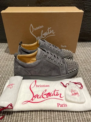Christian Louboutin skor  - Hej, säljer nu dessa svin snygga Christian Louboutin skor. Skorna är i grymt skick!  Begränsat antal boxar och dustbag. Hör av dig vid frågor.