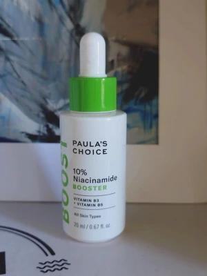 95% kvar Paula's Choice 10% Niacinamide booster (679kr) - Provad men i nyskick 💕95% kvar Paula's Choice. Innehåller 10% niacinamide booster med vitamin B3 och B5, passar alla hudtyper. Perfekt för dig som vill ha en jämnare hudton och mindre synliga porer. Fullsize 
