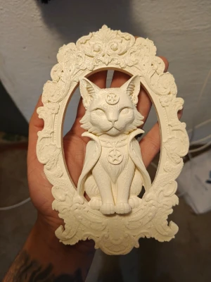 Goth tavla katt - En Gothic katt tavla. Utskriven i plast. Perfekt för dig som gillar Gothic eller Fantasy. Måla den som du vill eller ha den som den är! Storleken på denna tavla är 180x120mm