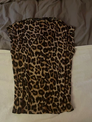 Leopardmönstrad topp - Snygg topp med leopardmönster från Lager 157, The Black Label Collection. Toppen har korta ärmar och är gjord i ett mjukt, stretchigt material som känns skönt mot huden. Nästan aldrig använd.