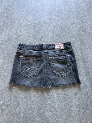 Svart jeanskjol från True Religion - En jeanskjol från true religion som aldrig används av mig pågrund av storleken, köpt begagnad.  Skulle säga att kjolen är som en liten S