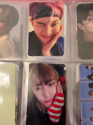 BTS fotokort samling - Säljer en samling med fyra K-pop fotokort med olika motiv av idoler. Fotokorten är i färg och har porträttbilder med olika poser och accessoarer. Perfekt för dig som samlar på K-pop merch eller vill dekorera ditt rum.