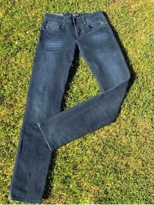 Mörkblå slim fit jeans Anbass replay w29/l34 - Replay Anbass jeans i mycket bra skick. Storlek w29/l34. Anbass heter modellen dom är även Hyperflex 