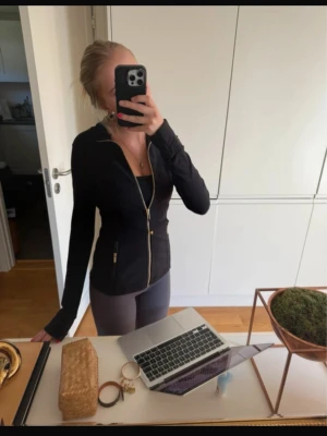 Lululemon jacka - Superfin Lululemon jacka med guldig dragkedja. Inga tydliga tecken på användning. Väldigt stretchig och bra