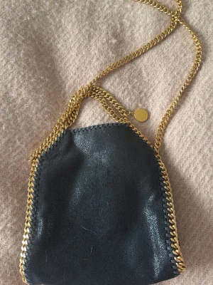 Stella McCartney väska  - Fick den i present 1,5 år sen. Äkta. Knappt använd, som ny.