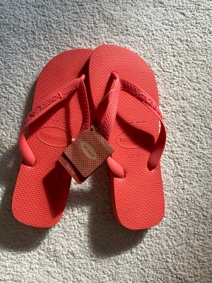 Havaianas Korall - Helt nya havaianas i korall. Slutsålda. Storlek 39-40, passar båda storlekarna. Skitsnygga