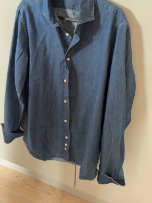 Jeansskjorta Maglia Studio - Jeansskjorta från Maglia Studio, helt ny och endast provad! Fel färg för min smak så därför säljer jag den! Strl S och passar mig som är 170cm och väger 60kg, tillverkad i Italien 🇮🇹 och nypriset ligger på 1299kr