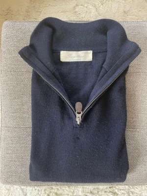 Sayless cashmere tröja  - Riktig det cashmere halv zip från Sayless i ett riktigt fint skick. Storlek XS. Kontakta vid funderingar!