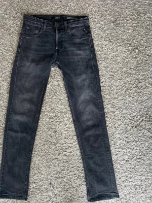 Replay svarta skinny jeans - Säljer ett par svarta skinny jeans från Replay med klassisk femficksmodell och diskreta slitningar. Jeansen har slim fitt passform och är tillverkade i stretchigt denimtyg för extra komfort. Säljer pågrund av att dom inte passar mig längre!
