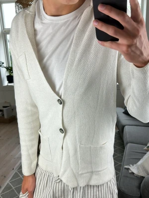 Cardigan Vit Stickad  - Säljer nu denna super snygga och stilrena cardiganen. Mått: A:50 B:46 C:40 D:66 (cm) Skriv vid fundering 😇🙌