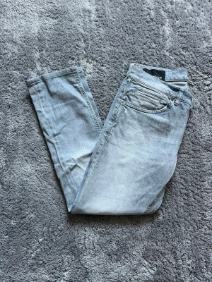 Dondup George  - Dondup George storlek 31 i en riktigt snygg grå tvätt. Jensen är i princip aldrig använda. De är köpta för 3300 på united fashion i Göteborg mitt pris 999 Priset är förhandlingsbart