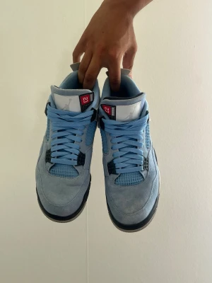 Jordan 4 University Blue sneakers - Säljer Jordan 4 university blue i mycket bra skick storlek 44.