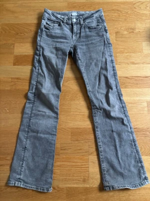 Gråa bootcut jeans med låg midja - Jättefina gråa bootcut jeans från gina tricot young! Har speciella bakfickor💘