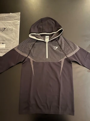 Gymshark onyx - Helt ny onyx oanvänd. Fick tag i en gymshark onyx hoodie från droppet så om du vill ha denna tröja så har du din chans nu för Gymshark har själva gått ut med att ”once its gone its gone” om du har några ytterligare frågor är detta bara att skicka. Pris kan diskuteras vid snabb affär.