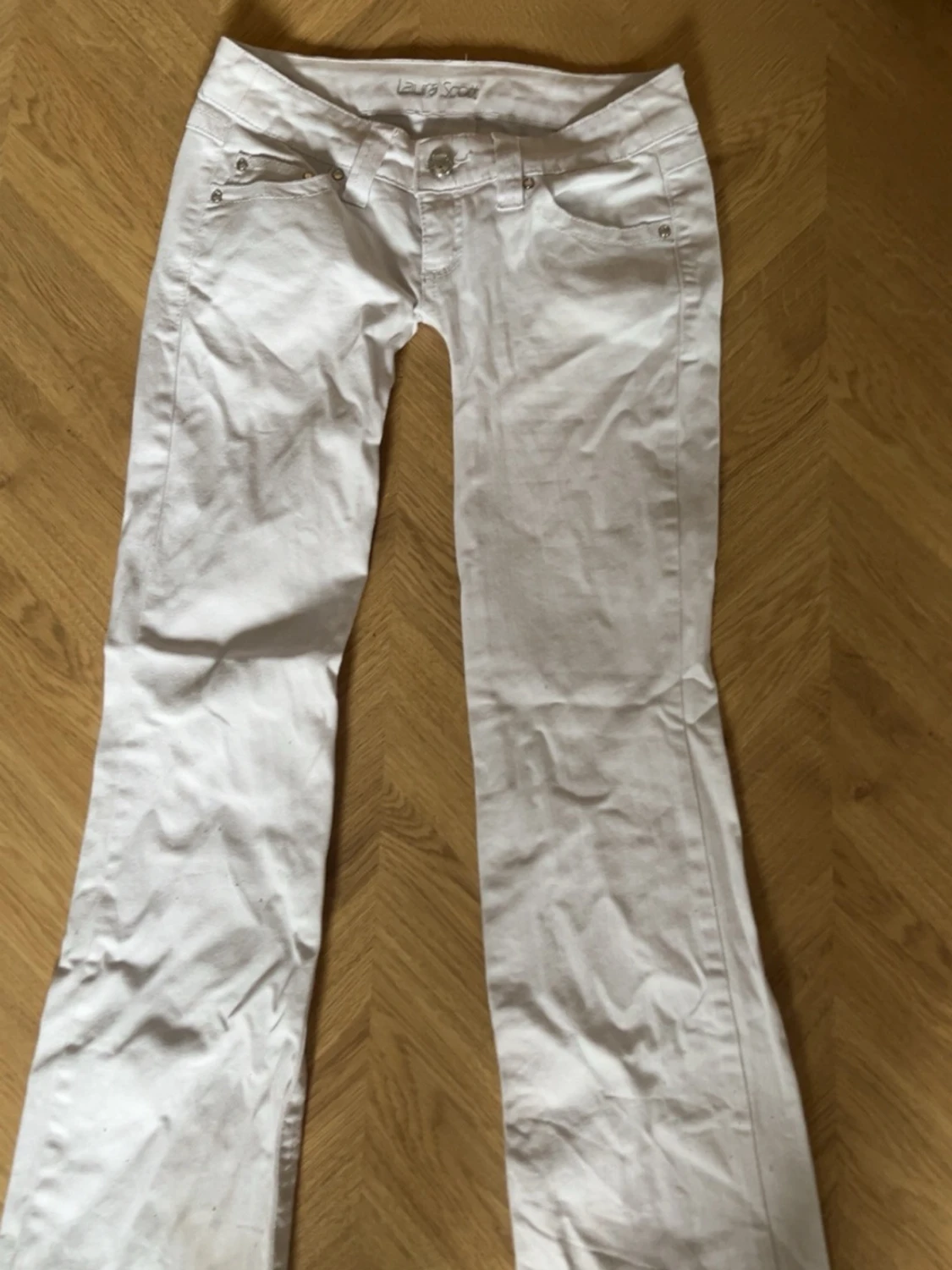 Lågmidjade vita jeans från Laura Scott - 2