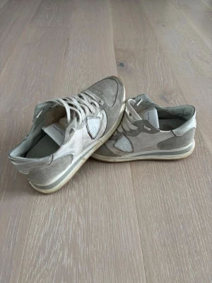 Vita Phillipe model trainers  - Säljer ett par Phillipe Model trainers i storlek 40. Skorna är i bra skick och sitter extremt skönt på foten. Perfekta nu till sommaren/hösten. Vid intresse är det bara att höra av sig. Pris går att diskutera 
