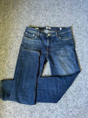 Jack & Jones jeans - Hej! Säljer nu min feta Jeans från Jack & Jones då den är för små. Dem har väldigt unika men snygga slutningar på fram fickorna och dem sitter väldigt fint om det är jeans som sitter lite mer straight du är ute efter. Dem är i storlek 170 så ungefär xs. Tveka inte på att höra av dig vid intresse🙌🙌