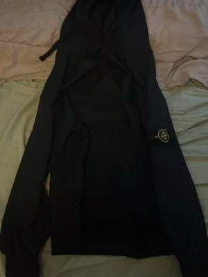Svart hoodie med patch på ärmen - Stone Island hoodie ”INTE ÄKTA” hänger bara o vill få bort