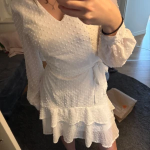 Vit klänning  - Vit klänning från sisters point. Sitter som en s/m