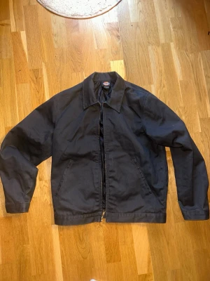 Dickies Eisenhower - Jackan är i fint skick, men jackan Dickies-logotypen längst ner på vänster sida. Storlek M