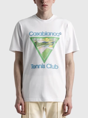 Vit Casablanca Tennis Club t-shirt - Snygg vit t-shirt från Casablanca med färgglatt tryck på bröstet där det står 'Casablanca Tennis Club' och ett grafiskt motiv i grönt, gult och blått. Riktigt unik och fet perfekt till sommaren.