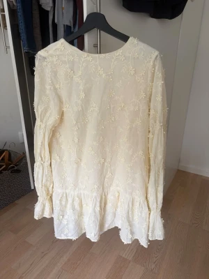 Blommig gul klänning - Endast använd en gång!💘