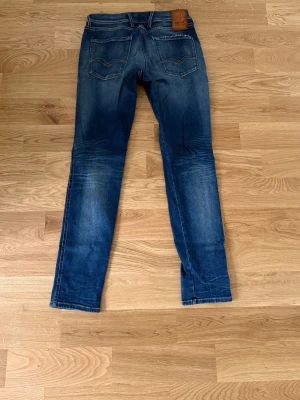 Blå Jeans från Replay - Blå Jeans från Replay i modellen Anbass. Storleken är 31/32. Priset ej hugget i sten. Hör av vid funderingar!