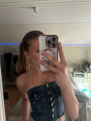 Jeanstopp - Populära jeanstoppen från Zara. Har tyvärr blivit för liten för mig så säljs av den anledningen. Köpt för något år sedan men använd kanske 5 ggr totalt. Storlek xs. 