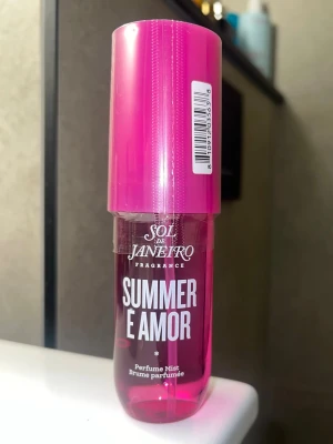 Sol de Janeiro Summer É Amor  - Limited edition från sommaren 2024. 90 ml.  Den innehåller doftnoter av krämig mandel, livfull apelsinblomma och solkyssta träslag.