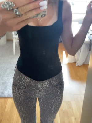 Svart body från zara - Jättesnygg svart body från Zara i storlek S. Öppen i ryggen. Säljer pga den är för liten för mig. Endast andvänt den för att testa den och ta den bilden. Prislappen är kvar