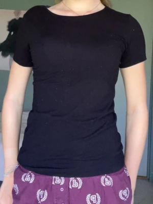 Intimissimi liknande T-shirt - Svart ”intimissimi liknande” T-shirt (i passformen och materialet) . Oklart vilket märke, men passar xs