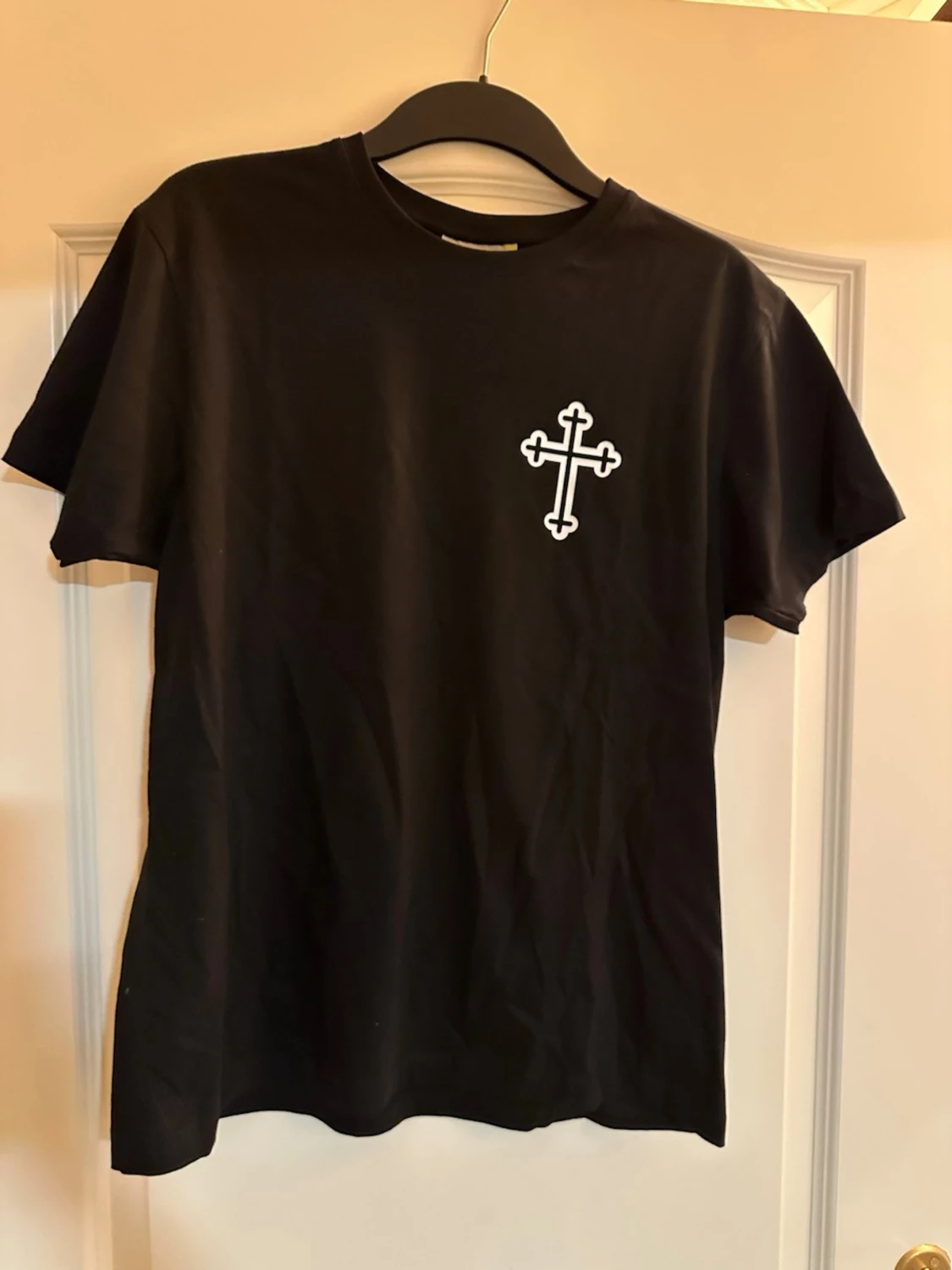 Svart t-shirt med kors och citat - 1