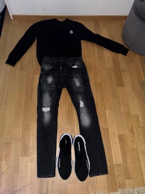 Kläder Set  - Skorna: storlek 43                                                Byxorna:            längd och bredd: 95cm och 35cm tröjan: XS - S