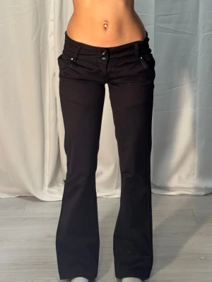 Lågmidjade bootcut jeans  - Midjemått: 35cm. Gren: 18cm. Innerbenslängd: 77cm. (Storlek 27.)  Kolla in min profil, följ för fler plagg🙌10256