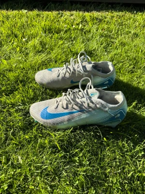 NIKE Mercurial Vapor 16 Elite AG MAD AMBITION - Säljer nu mina fotbollsskor som har blivit för små. Det är ett par Nike mercurial vapor 16 Elite FG. Skorna är köpta på unisport i Stockholm för 3099kr. Skorna är varsamt använda, då det var för stora när jag köpte, köpte sedan ett annat par och nu har de blivit för små. Skorna är därför i bra skick, men lite smutsiga av naturliga skäll. Dessa skor är därför perfekta för dig som vill ha utmärkt kvalité men inte vill spendera 3099kr för nya. Hör gärna av dig vid frågor och priset kan diskuteras. 